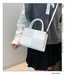Détail du sac blanc en damier avec mélange de cuir lisse et cuir embossé crocodile