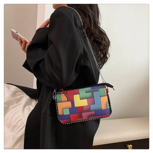 Détail du sac à main à motif géométrique coloré avec bordure perlée et chaîne en métal