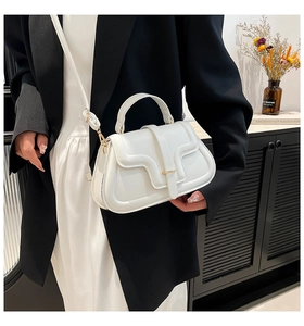 Borsa bianca in pelle martellata con chiusura dorata e pattina con bordo a onda