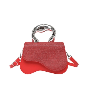 Sac à main rouge élégant avec poignée argentée liquide et rabat à paillettes