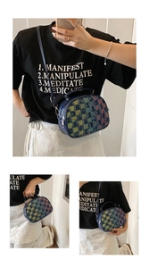 Details des bunten Tweed-Musters und der blauen Ledersteppung an der Umhängetasche