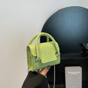 Mini sac bandoulière vert gaufré crocodile avec chaîne argentée et poignée supérieure
