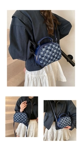 Detail der blauen Denim-Umhängetasche mit strukturiertem Stoff und silbernen Beschlägen