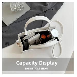 Vue de dessus montrant l'espace intérieur du sac cabas blanc à motif crocodile