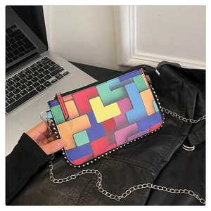 Gros plan du sac en cuir à motifs géométriques colorés avec des détails de rivets en métal