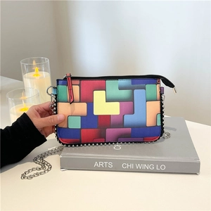 Sac à Épaule Patchwork Géométrique Multicolore pour Femmes Mini Sac à Bandoulière en Cuir PU Avec Rivets Argentés et Chaîne