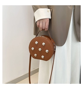 Détails du sac à bandoulière rond marron tendance avec clous sphériques argentés et sangle