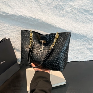 Sac cabas noir en cuir tressé avec chaîne dorée et pendentif cerf argenté pour femme