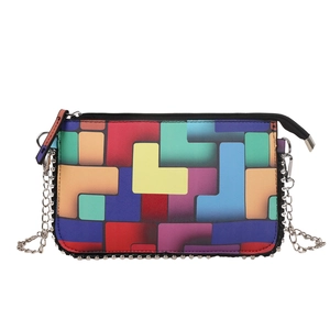 Sac bandoulière avec motif géométrique coloré Tetris et clous argentés sur fond blanc