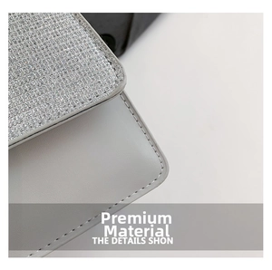 Détail du sac en cuir gris clair avec rabat en strass étincelants et coutures précises