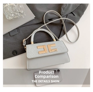 Détail du rabat à paillettes et du logo doré sur le sac à main élégant pour femme