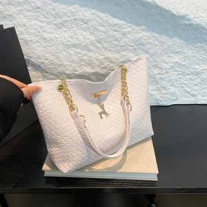 Sac fourre-tout blanc à texture tissée avec pendentif cerf doré et bandoulière