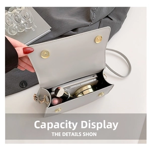 Vue détaillée de l'intérieur du sac à main en cuir beige montrant l'espace de rangement