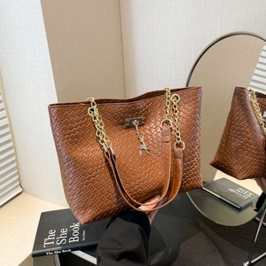 Sac Cabas Tressé En Cuir PU Sac À Main Bandoulière Avec Chaîne Dorée Et Pendentif Cerf Pour Femme