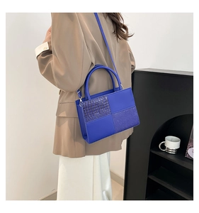 Détail du sac bleu Klein à patchwork avec texture crocodile et garnitures dorées fines