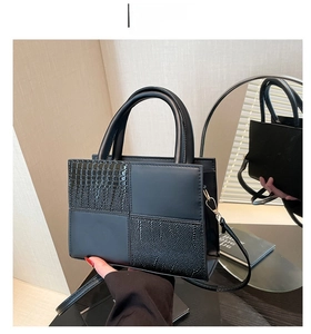 Détail du sac cabas noir avec patchwork croco et finitions métalliques dorées
