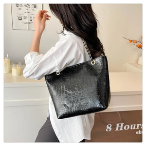 Détail du sac cabas noir gaufré crocodile avec bandoulière en chaîne et cuir