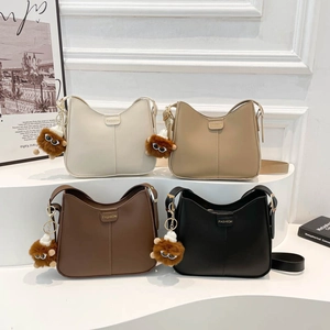 Sac à Épaule Hobo en Cuir PU pour Femmes Mode Couleur Unie Surpiqûres Sac Seau Avec Pendentif Monstre en Peluche