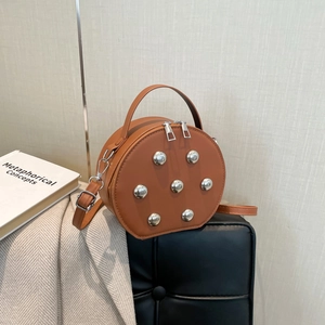 Sac bandoulière rond tendance en cuir caramel orné de rivets argentés élégants