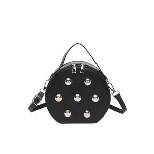 Sac à main rond noir tendance avec rivets boules argentés et bandoulière réglable