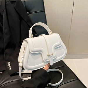Elegante borsa a tracolla bianca in pelle martellata con patta a onda e fibbia oro