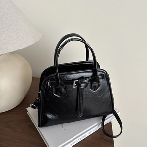 Sac à main rétro en cuir noir avec boucle argentée et bandoulière fine pour le quotidien