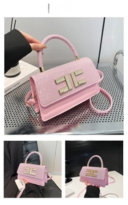 Détail du sac à main rose pailleté avec fermoir logo doré et poignée supérieure chic