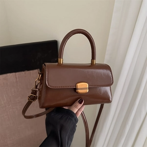 Sac à main minimaliste en cuir marron avec fermoir doré et bandoulière réglable