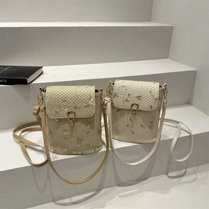 Sac bandoulière carré en paille tressée avec broderie florale et fermoir doré