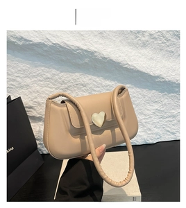 Dettaglio della borsa a spalla in pelle PU kaki con fibbia metallica a forma di cuore