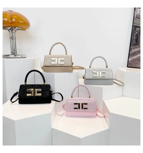 Détail des sacs à bandoulière carrés en noir, or, argent et rose avec rabat à paillettes chic