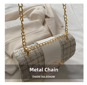 Nahaufnahme der goldenen Kette und weißen Tweed-Textur der minimalistischen Tasche