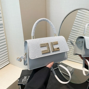 Sac à main carré bleu clair élégant avec rabat en strass et boucle dorée chic