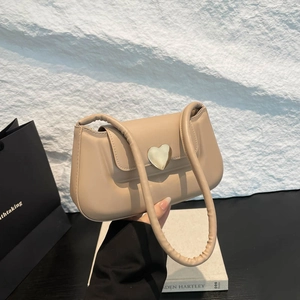 Sac baguette beige minimaliste avec fermoir coeur doré et bandoulière à fronces