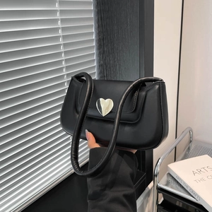 Sac bandoulière noir minimaliste avec boucle coeur argentée et lanières rondes