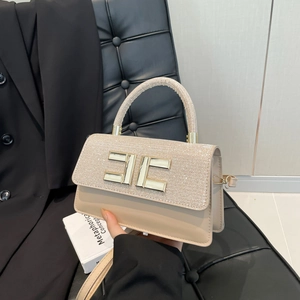 Sac à main en cuir champagne avec rabat scintillant et logo doré pour le quotidien
