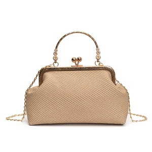 Sac à main tissé beige avec fermoir cerise doré et bandoulière chaîne fleurie