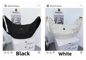 Détail des sacs croissant en nylon noir et blanc avec logo et poche à fermeture éclair