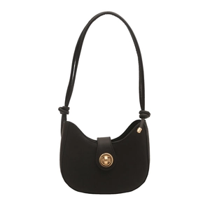 Sac croissant noir minimaliste en cuir mat avec fermoir circulaire doré élégant
