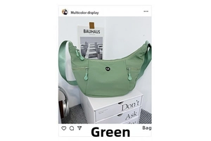 Gros plan du sac croissant en nylon vert clair avec poches zippées et logo central