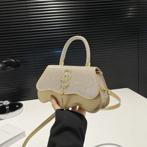 Sac bandoulière doré champagne avec strass scintillants, rabat ondulé et pompon