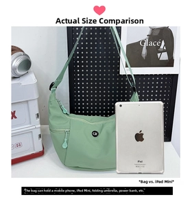 Détail du sac croissant en nylon vert montrant la capacité avec un iPad mini inclus