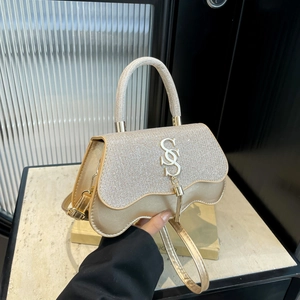 Élégant sac à main doré champagne avec logo en S et breloque à franges pour soirée