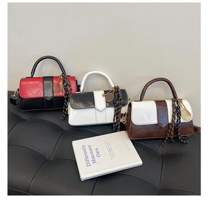 Trois mini sacs bandoulière bicolores en cuir PU avec breloques de raquette de tennis