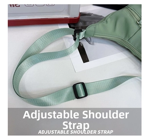 Détail de la bandoulière réglable en nylon avec boucle sur le sac bandoulière vert clair
