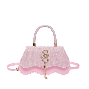 Sac bandoulière rose à paillettes avec rabat ondulé et pendentif pompon doré chic