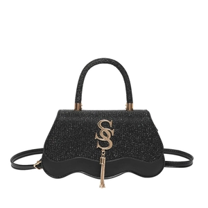 Sac bandoulière chic à paillettes noires avec logo S doré et détails de franges