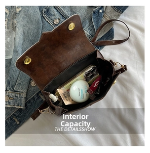 Sac bandoulière marron foncé ouvert avec rangement pour téléphone et cosmétiques
