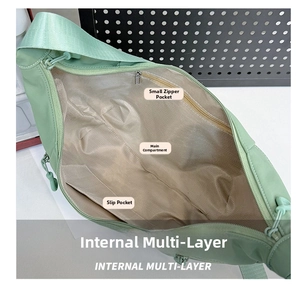 Vue détaillée de l'intérieur du sac en nylon avec compartiments multiples et fermetures