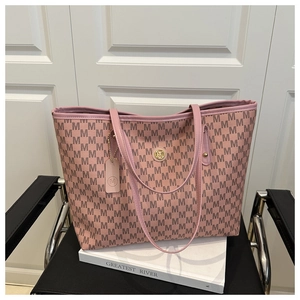 Detaillierte Nahaufnahme des rosa M-Monogramm-Prints und Metalllogos auf der Tragetasche